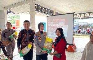 Polres Pesisir Barat Gelar Gerakan Pangan Murah Bersama Bulog, Stabilkan Harga Beras untuk Masyarakat