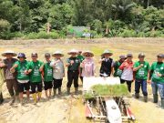 Wujudkan Astacita Presiden Kajati Lampung Bersama Bupati Lambar Tanam Padi Bersama Warga