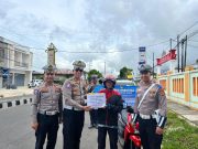 Operasi Zebra 2025 Polisi Bagikan Bingkisan Kepada Pengendara Yang Tertib