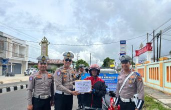 Operasi Zebra 2025 Polisi Bagikan Bingkisan Kepada Pengendara Yang Tertib