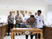 PEMKAB PESIBAR GELAR PENANDATANGAN NPHD DAN SERAH TERIMA HIBAH DAERAH KE TIGA LEMBAGA