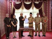 Pemkab Lambar Serahkan Hibah Tanah untuk Kejaksaan Negeri, Perkuat Sinergi Penegakan Hukum.