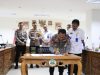 PEMKAB PESIBAR GELAR PENANDATANGAN NPHD DAN SERAH TERIMA HIBAH DAERAH KE TIGA LEMBAGA