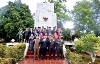 Wakil Wali Kota Metro Pimpin Upacara Hari Pahlawan di Taman Makam Pahlawan Kemala Nusantara