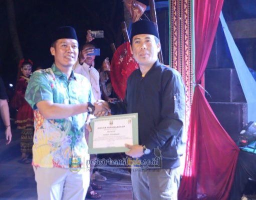 BUPATI-WAKIL BUPATI PESIBAR TUTUP GELARAN PENTAS SENI BUDAYA TAHUN 2025